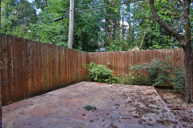 Photo - 5012 Blossom St