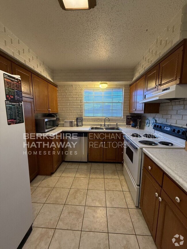 Building Photo - Partially Furnished 2 Bed/2 Bath Condo, Wa...