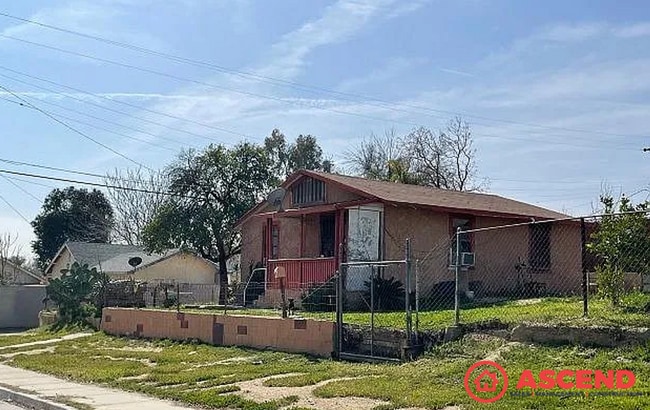 Building Photo - 2 Bedroom | 1 Bathroom — Bakersfield, CA 93305
