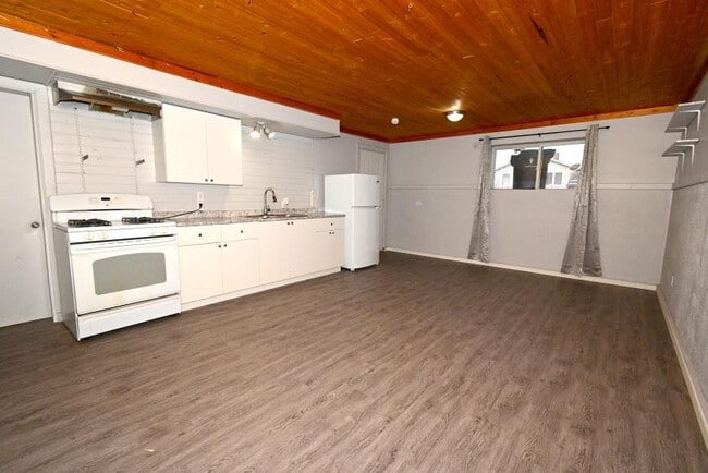 Building Photo - 1 bedroom in Prince George BC V2L 1N6