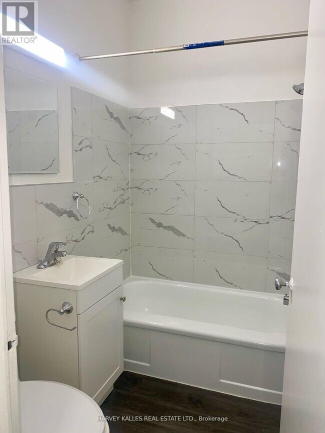 Photo - 1582 Bathurst St Unité 105