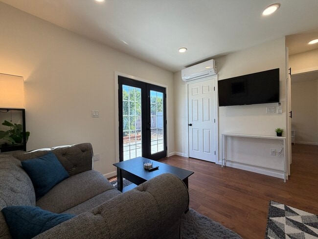 Sala de estar con puertas francesas - 1518 Warwick Ave