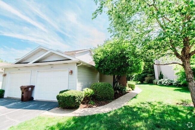 Building Photo - Maintenance free 2 bedroom, 1 bath town-ho... Rental