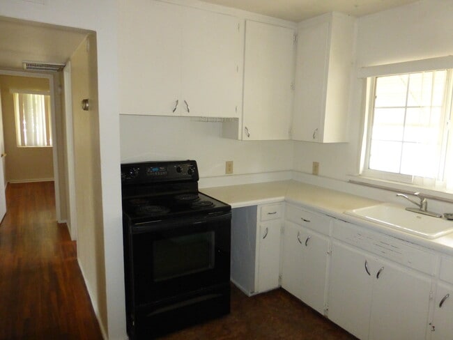 Photo - 403 W Howe St