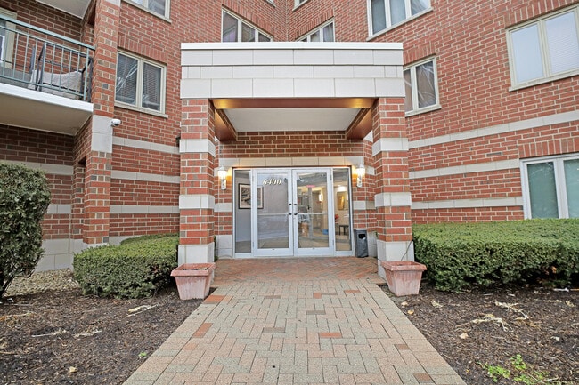 Photo - 6400 W Berteau Ave Unidad 405