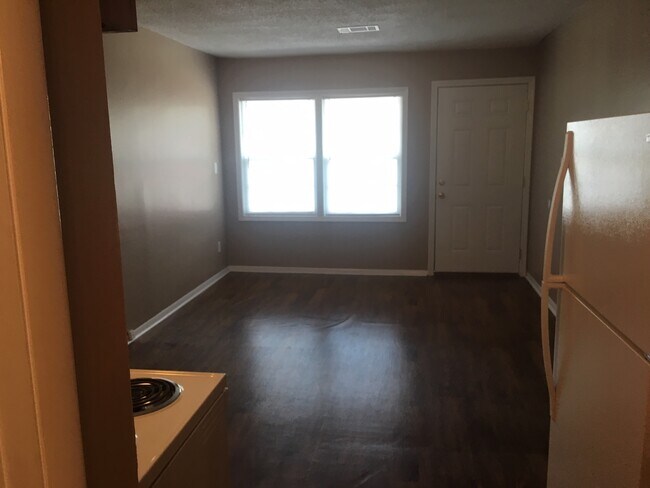 Photo - 139 39th St E