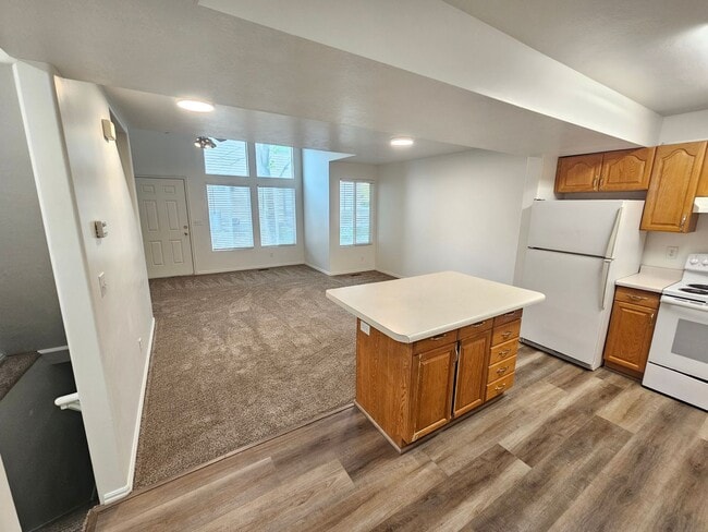 Photo - Spacious 3 Bd 2.5 Bath Townhouse in Bountiful