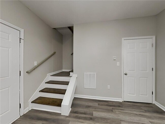 Photo - 255 Farrington Ave SE