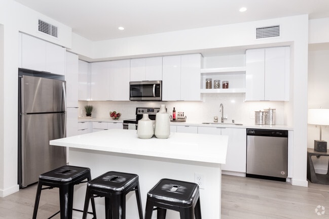 1BR, 1BA - 716 SF