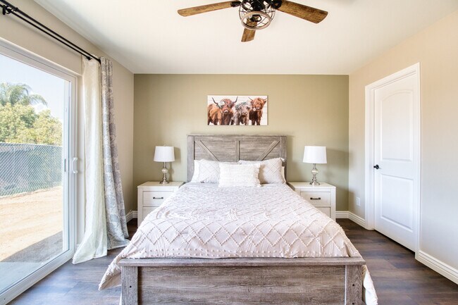 Dormitorio 1: Cama tamaño queen y vestidor. - 15671 Ridgeway Ave