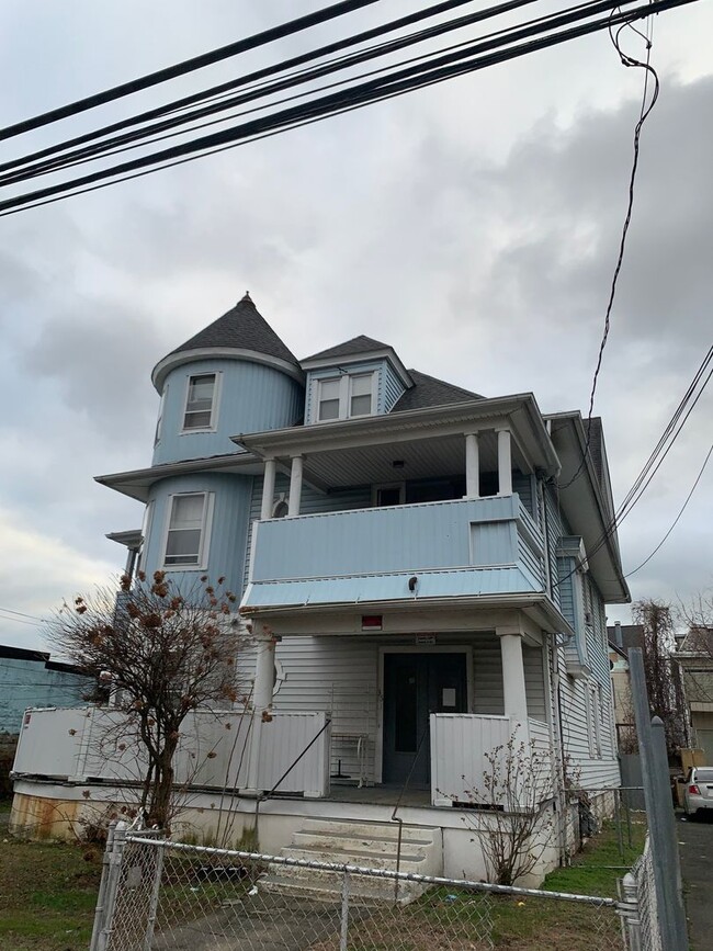 Building Photo - 35-37-37 Highland Ave Unit 35 1st Rental