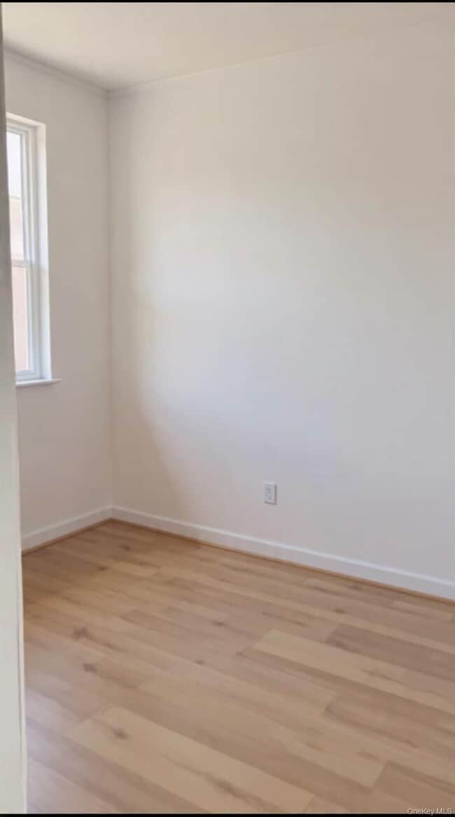 Building Photo - 62-35 65th St Unit 2