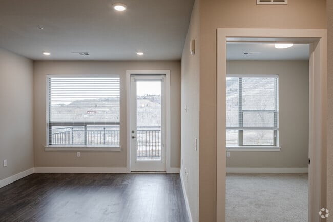 1BR, 1BA - 695SF
