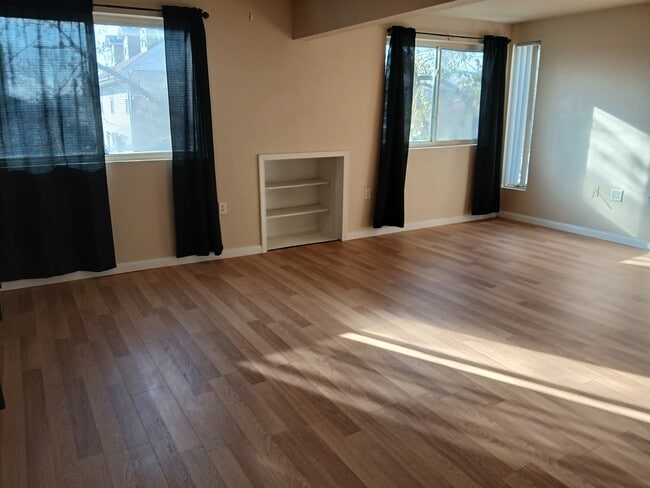 Building Photo - 513 S Ash St