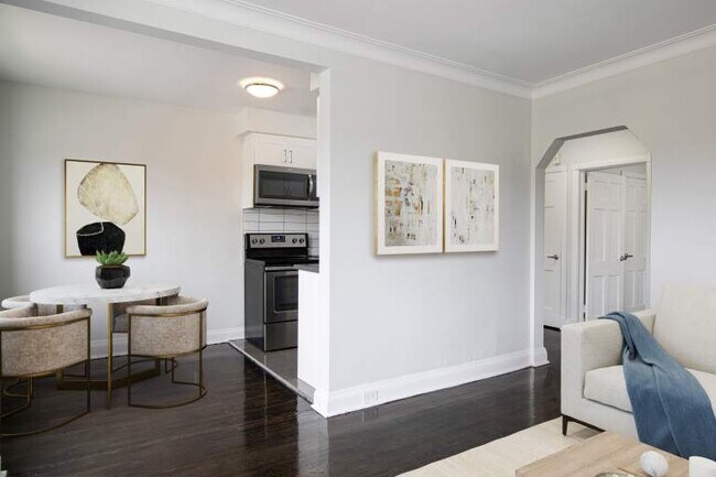 Photo - 1660 Bathurst St