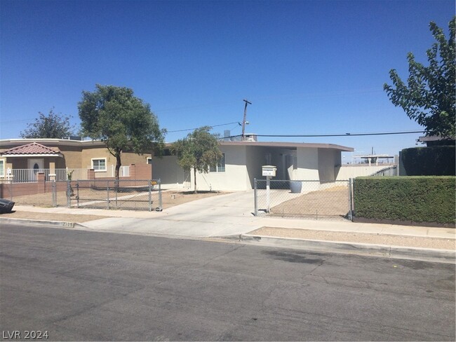 Photo - 2705 Howard Dr House
