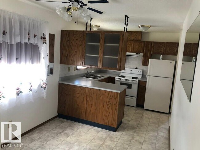 Photo - 4619-4643 43 St