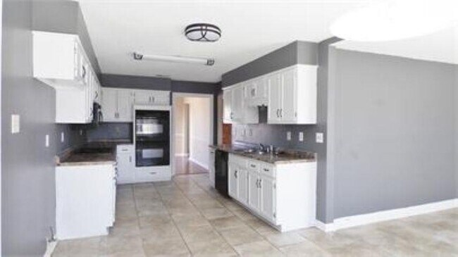Photo - 2868 Hampton Court Rd N