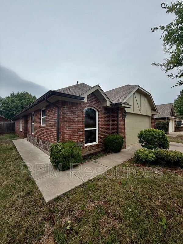 Photo - 2401 Golden Ln