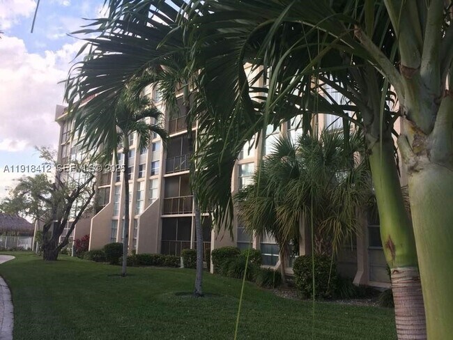 Building Photo - 2001 Atlantic Shores Blvd Unit 101