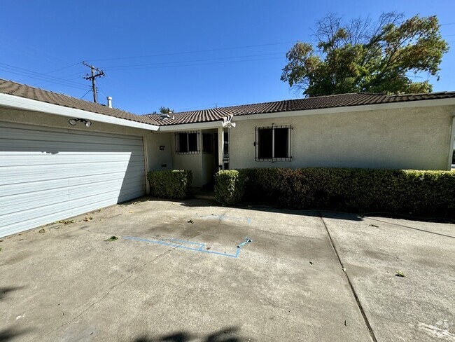 Building Photo - Updated 3 bed 2 bath single story home in ...