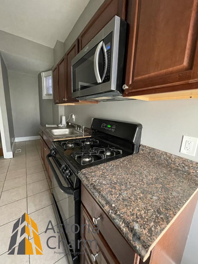 Photo - 3 Bedroom 1.5 Bath Spacious Bedrooms on Ashburton Street