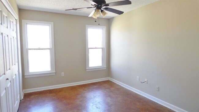 Photo - 2868 Hampton Court Rd N