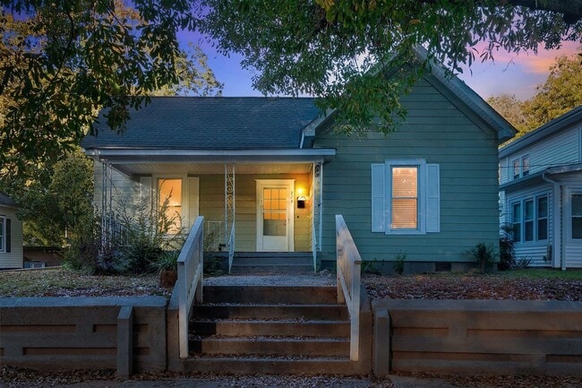 Building Photo - 323 S Columbia St