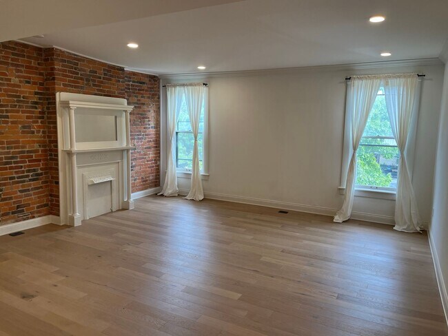 Photo - 692 N High St