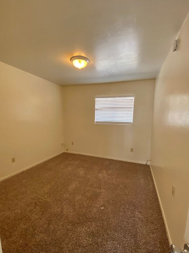 885 E 7th Ave