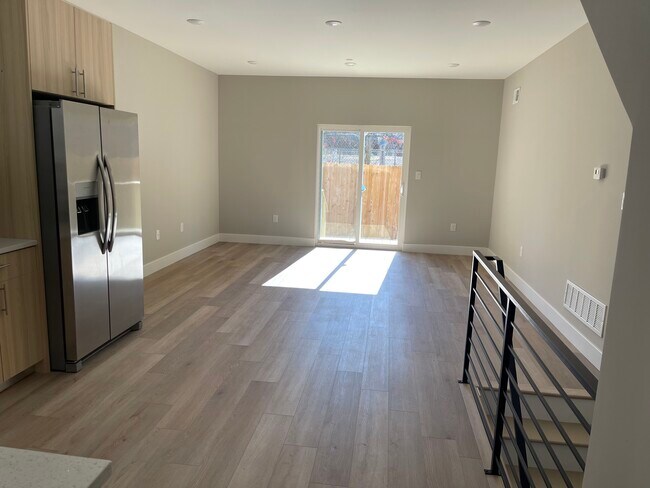 Sala de estar/puertas corredizas de vidrio al patio trasero - 1624 W Stiles St Unidad A