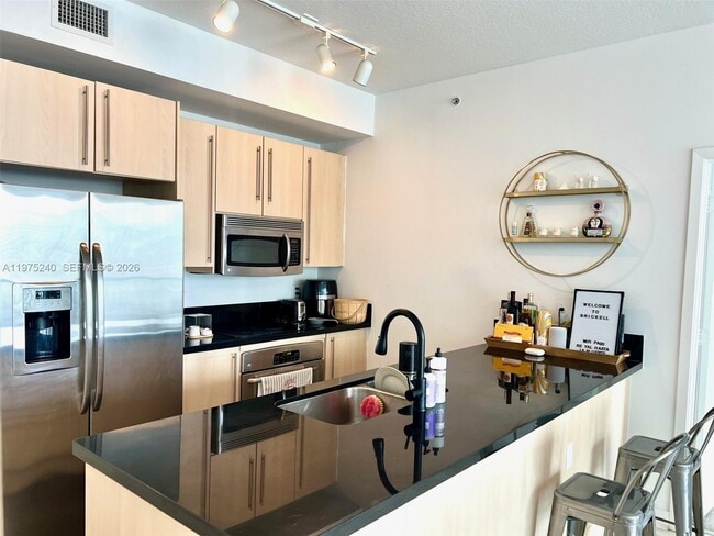 Building Photo - 79 SW 12th St Unit 2010