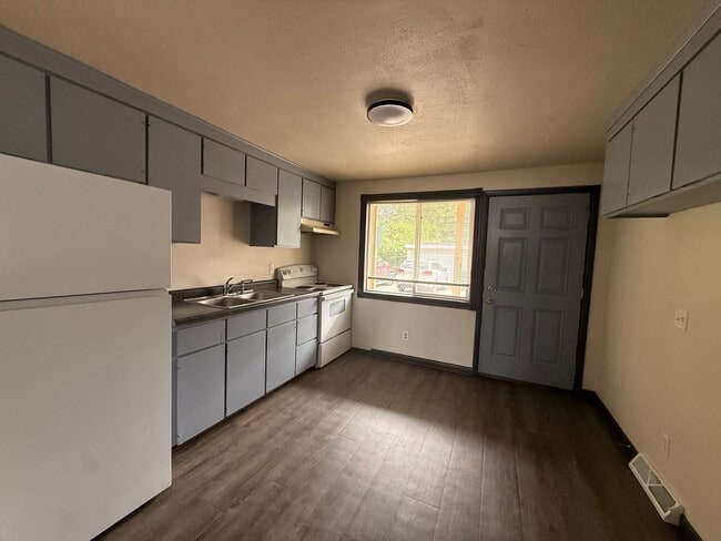 Building Photo - 1820 Oak St Unit 1820 Oak St #2