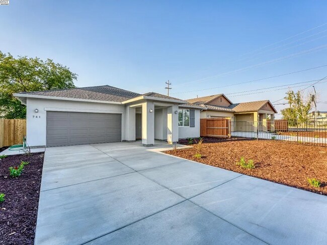 Building Photo - 741 Claire Ave