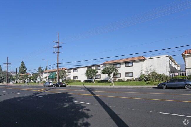 Chatsworth Gardens West - Chatsworth Gardens West Apartments