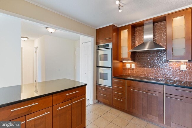 Building Photo - 203 Yoakum Pkwy Unit 1116