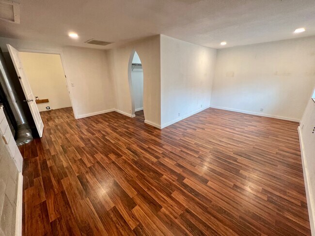 Photo - 990 Janes Rd