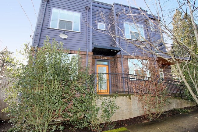 Building Photo - 1906 SE Tacoma St