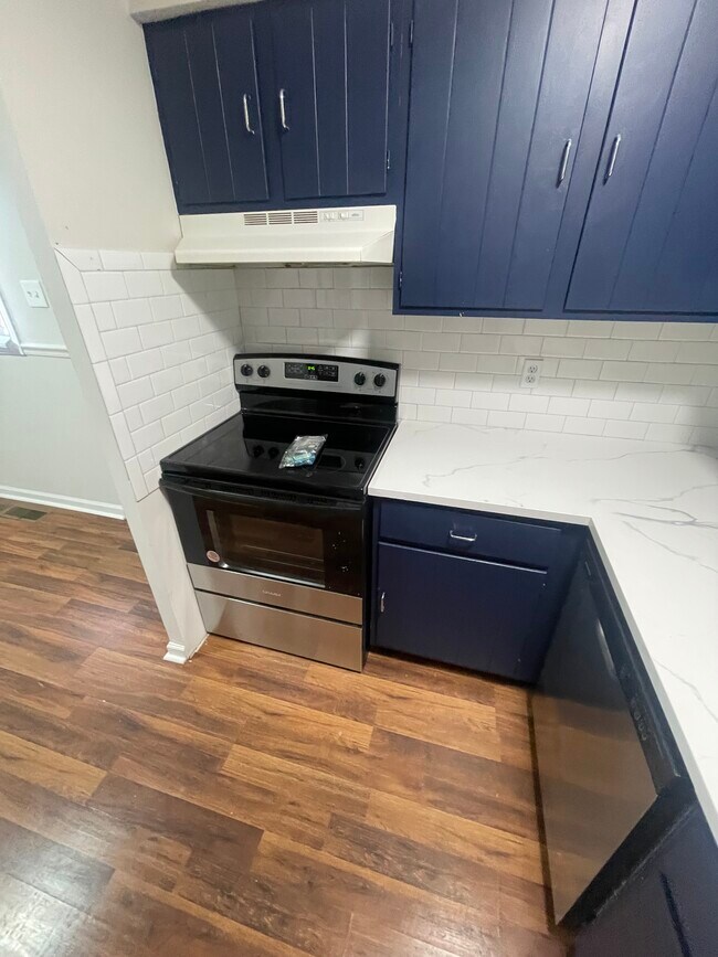 Photo - 3305 Droste Rd