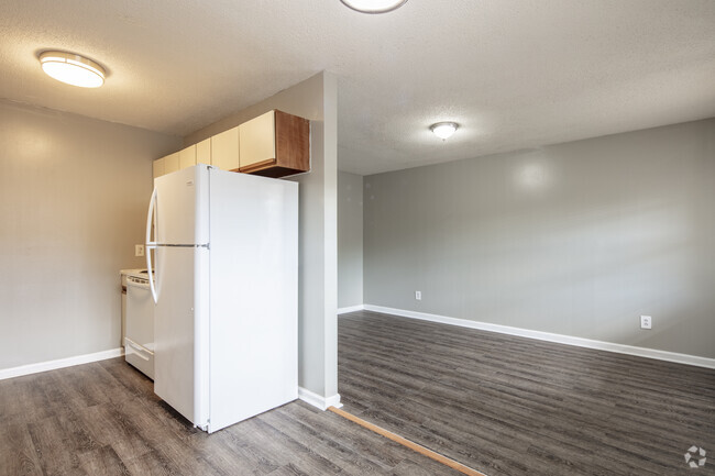 1BR, 1BA - 627SF - Kitchen - Midtown Manor Aptartments