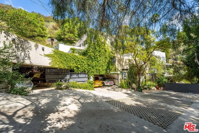 Building Photo - 1001 N Beverly Glen Blvd Rental