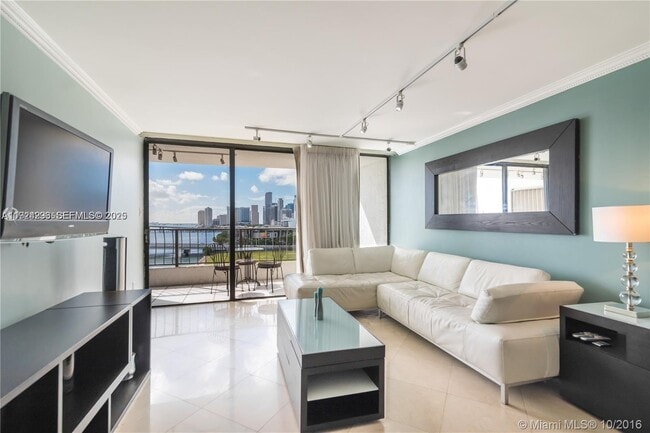 Photo - 555 NE 15th St Unidad 11J