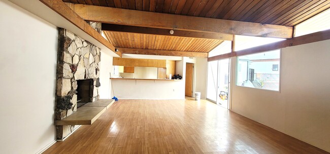 Building Photo - 218 W Carson St Unit House