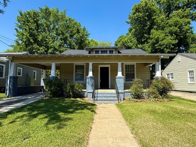 Building Photo - 3 Bedroom 1 Bath Home With Large Front Porch