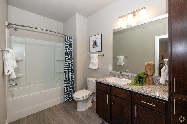 2BR, 2BA - 1,089SF - Secondary Bathroom