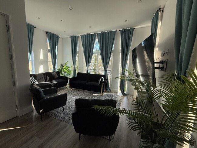 Photo - 2012 Uptown Aly