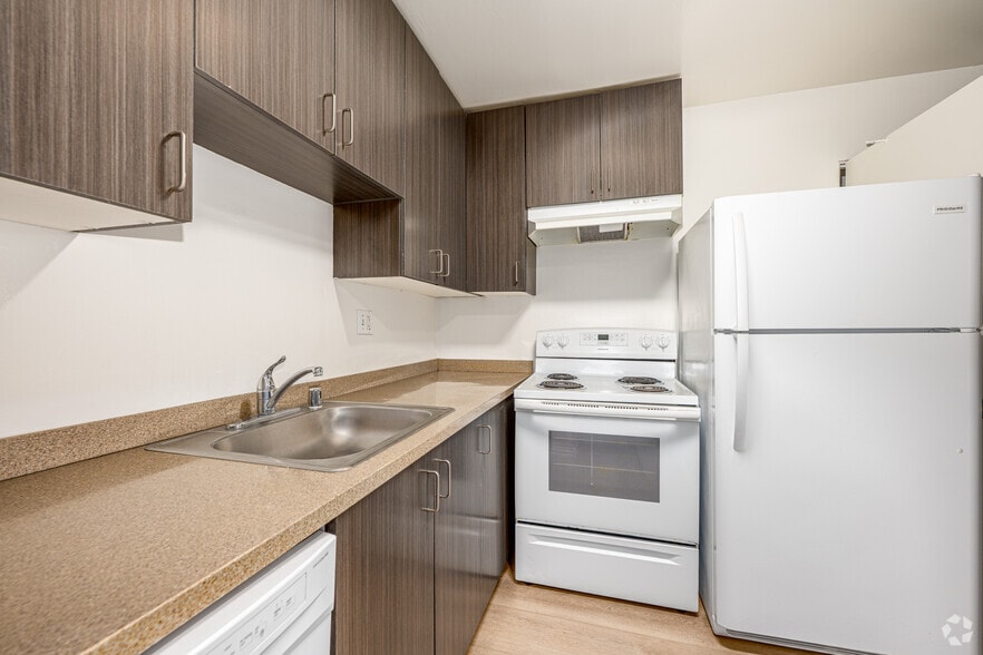 2BR, 2BA - 950 SF - Kitchen