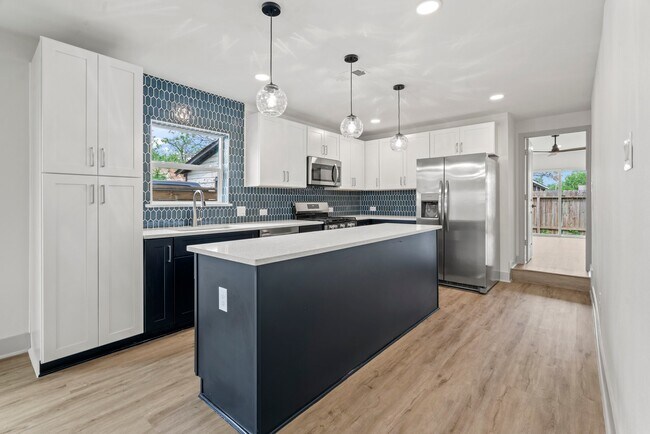 Building Photo - 1009 Genova St Rental