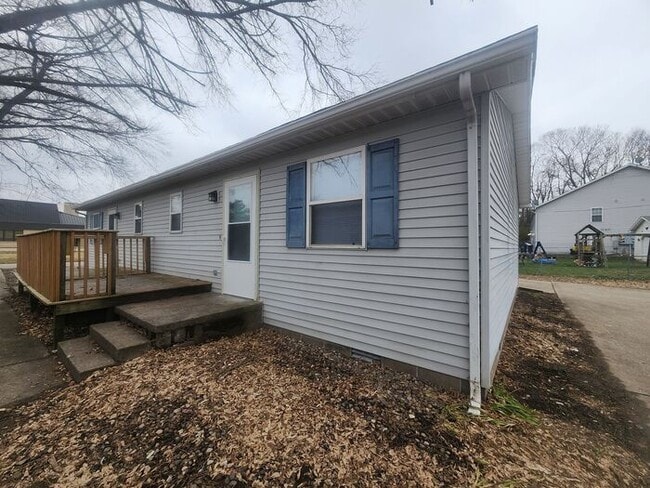 Building Photo - Updated 2 Bedroom Duplex on North Side
