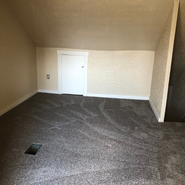 Dormitorio de 3 pisos - 2124 Greenwood St